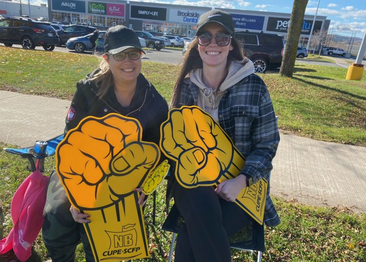 Fredericton residents show support for CUPE members picketing on Main Street