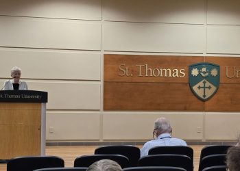 Trouver la joie dans les soins de longue durée avec Pat Armstrong, experte et chercheuse éminente