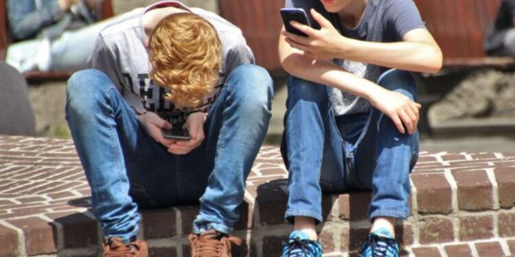 Federal social media bill threatens to undermine privacy rights, alienate youth: critics [audio]